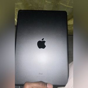 I’m selling tablet generation 7 Apple tablet brand new no scratches no cracks